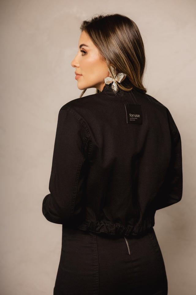Jaqueta Cropped Preta com Aplicação de Strass