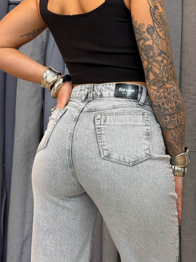 Calça straight Cinza com Strass na Lateral