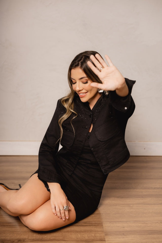 Jaqueta Cropped Preta com Aplicação de Strass