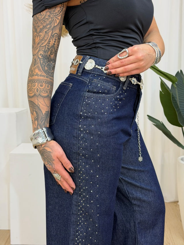 Calça straight jeans com strass
