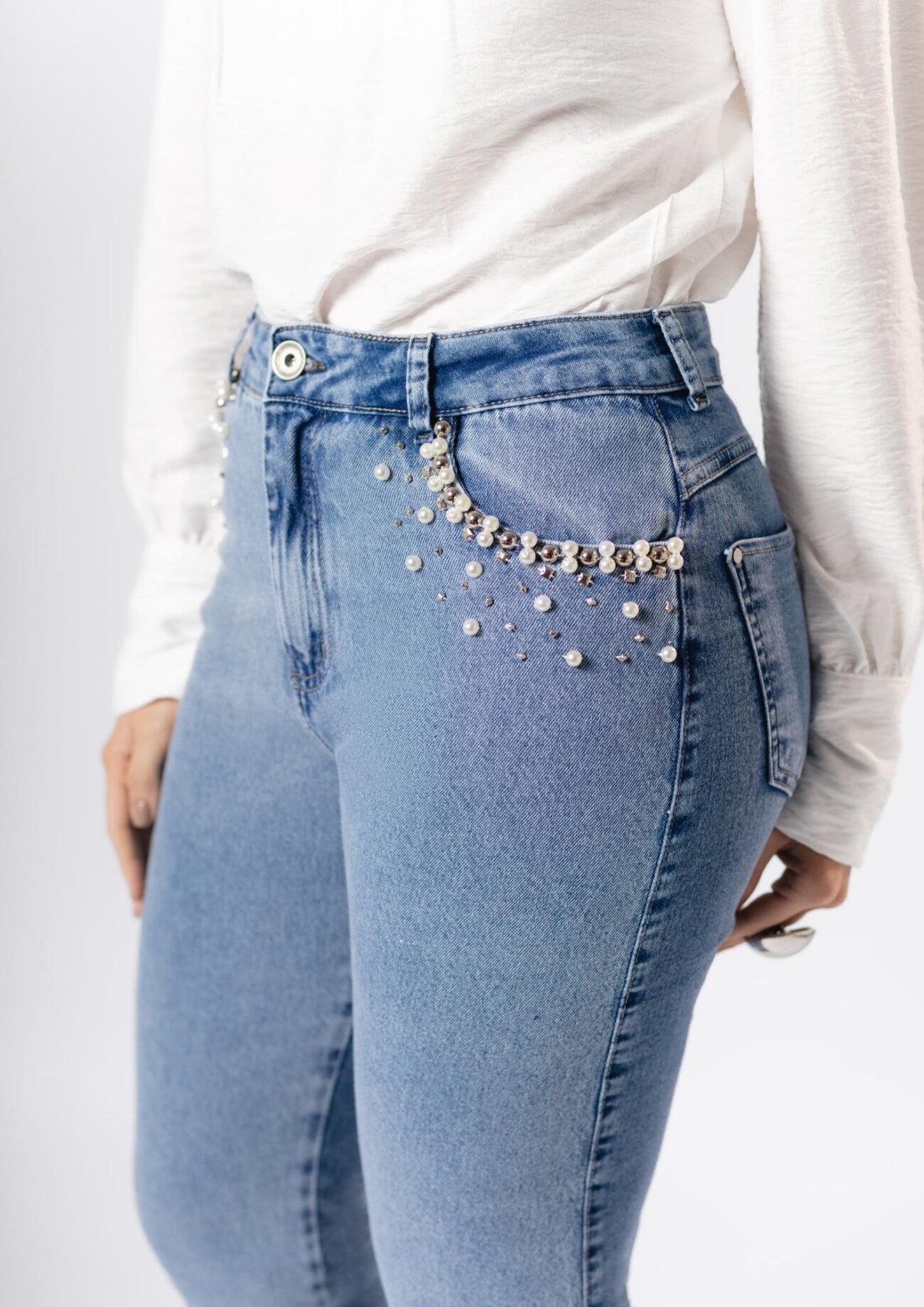 Calça Jeans mom com Aplicações de Pérolas - Imagem 2