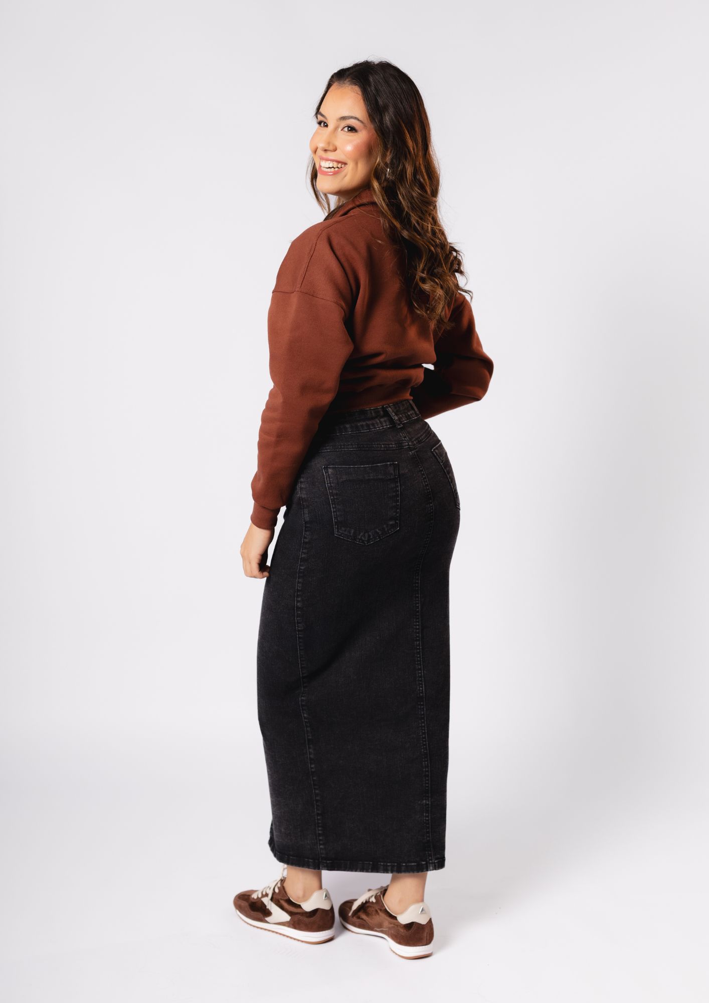 Saia Jeans Midi Preta com Fenda Frontal - Imagem 2