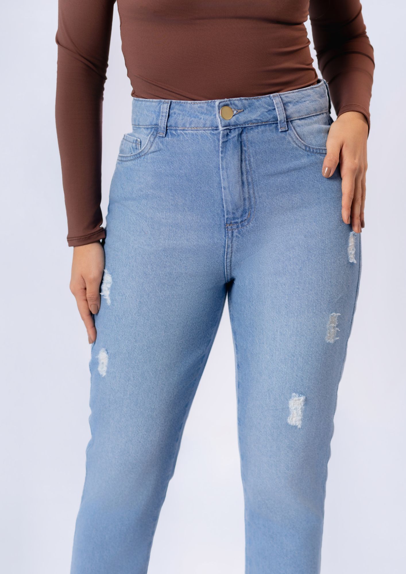 Calça Jeans Feminina Mom com Puídos - Imagem 2