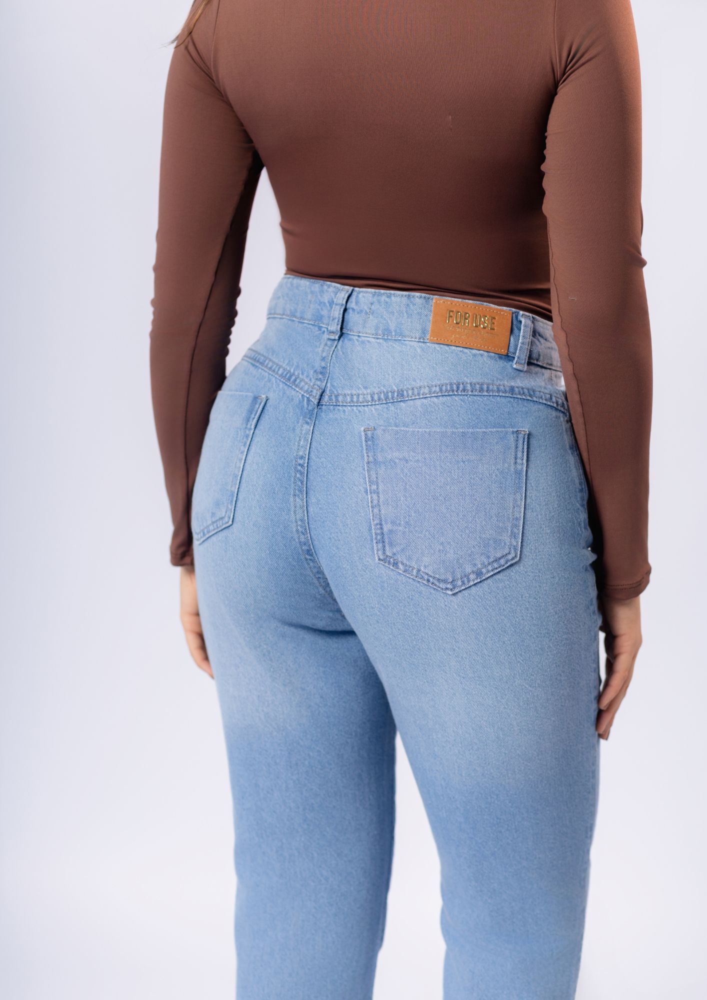 Calça Jeans Feminina Mom com Puídos - Imagem 4