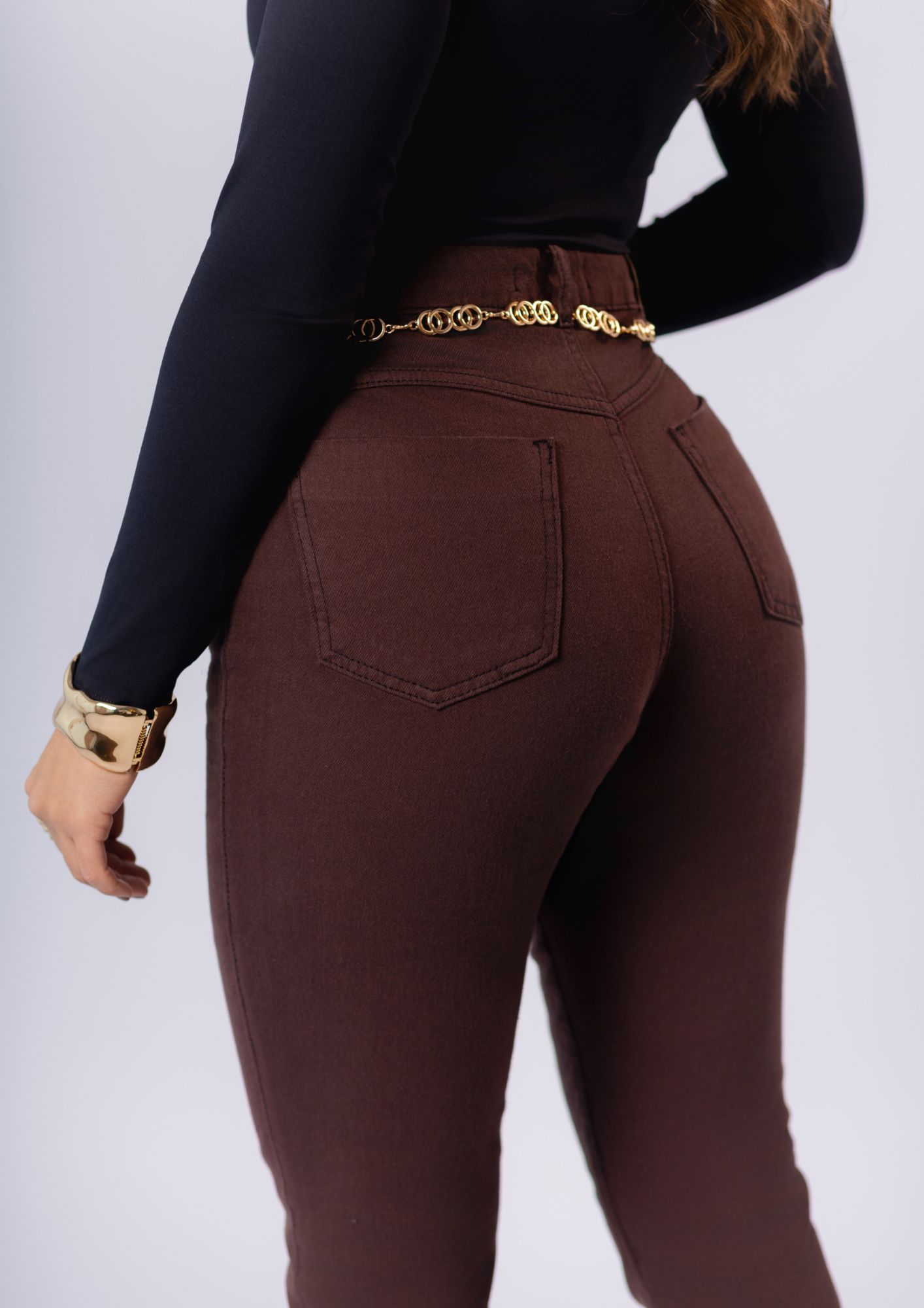 Calça mom na cor Marrom - Imagem 4