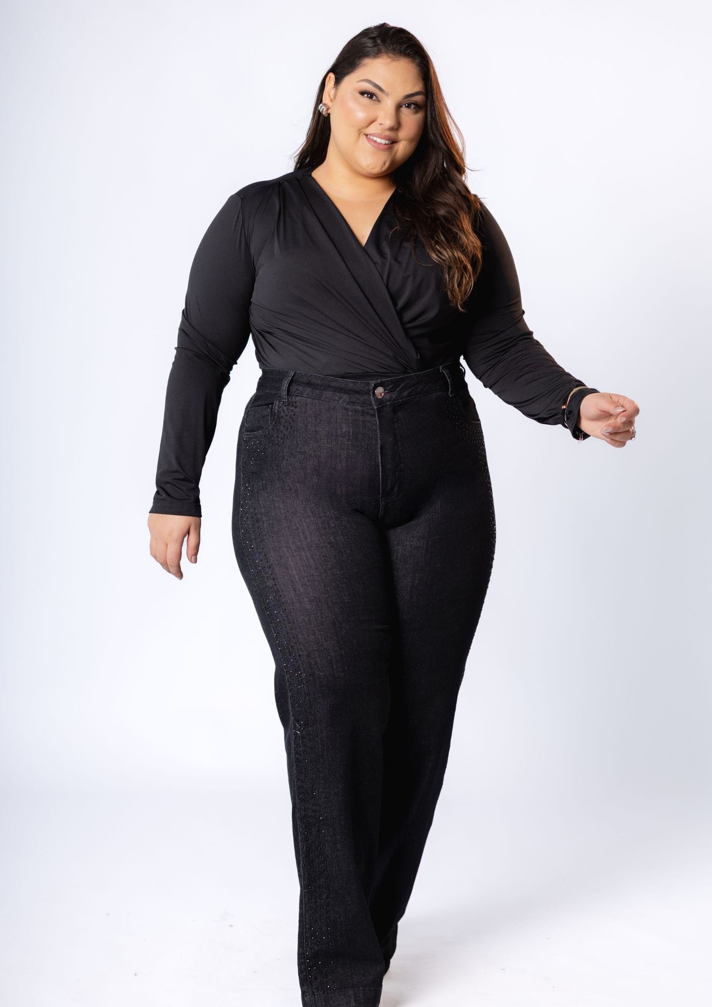 Calça Jeans Feminina Plus Size Preta com Detalhes Laterais