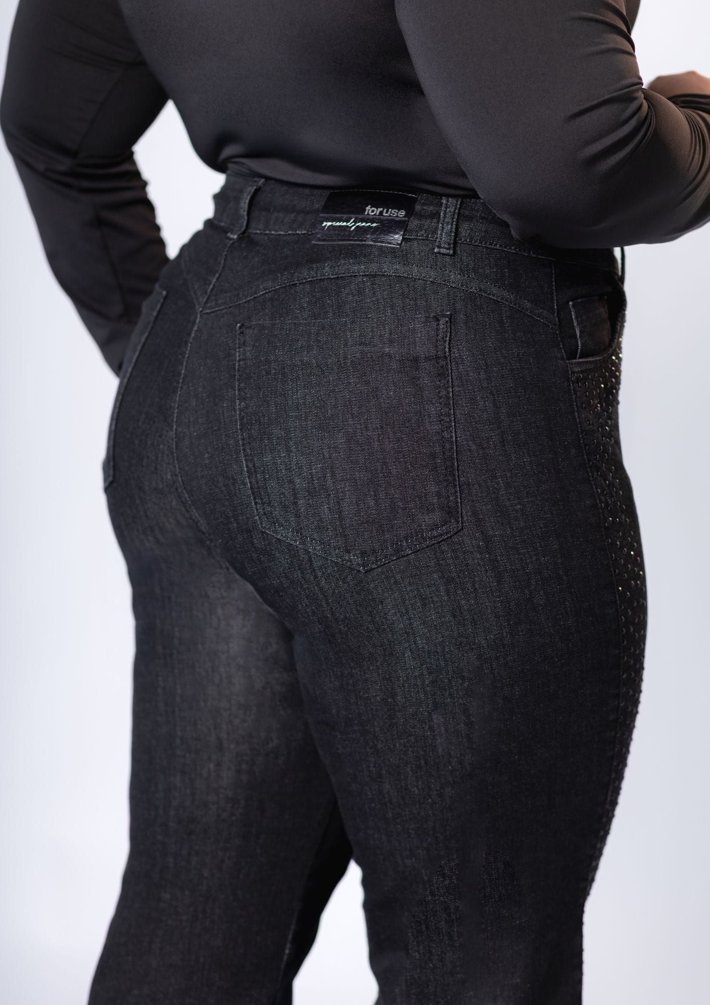 Calça Jeans Feminina Plus Size Preta com Detalhes Laterais - Imagem 4