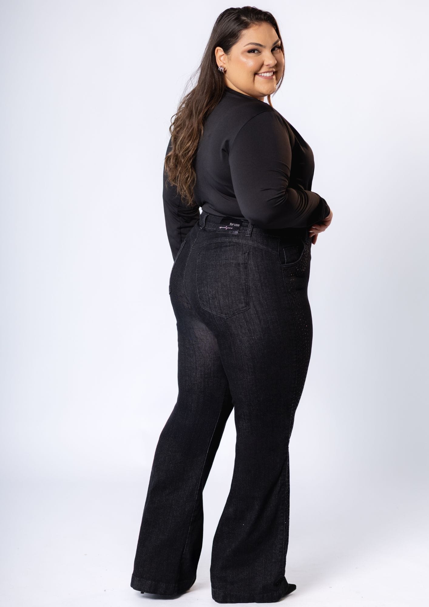 Calça Jeans Feminina Plus Size Preta com Detalhes Laterais - Imagem 3