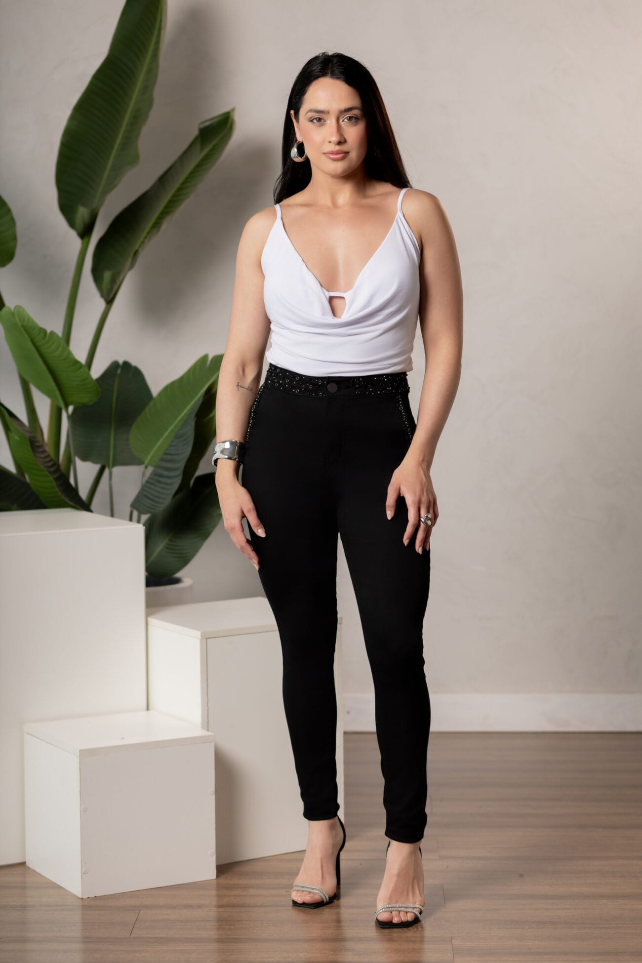 Calça Feminina Preta com Aplicações
