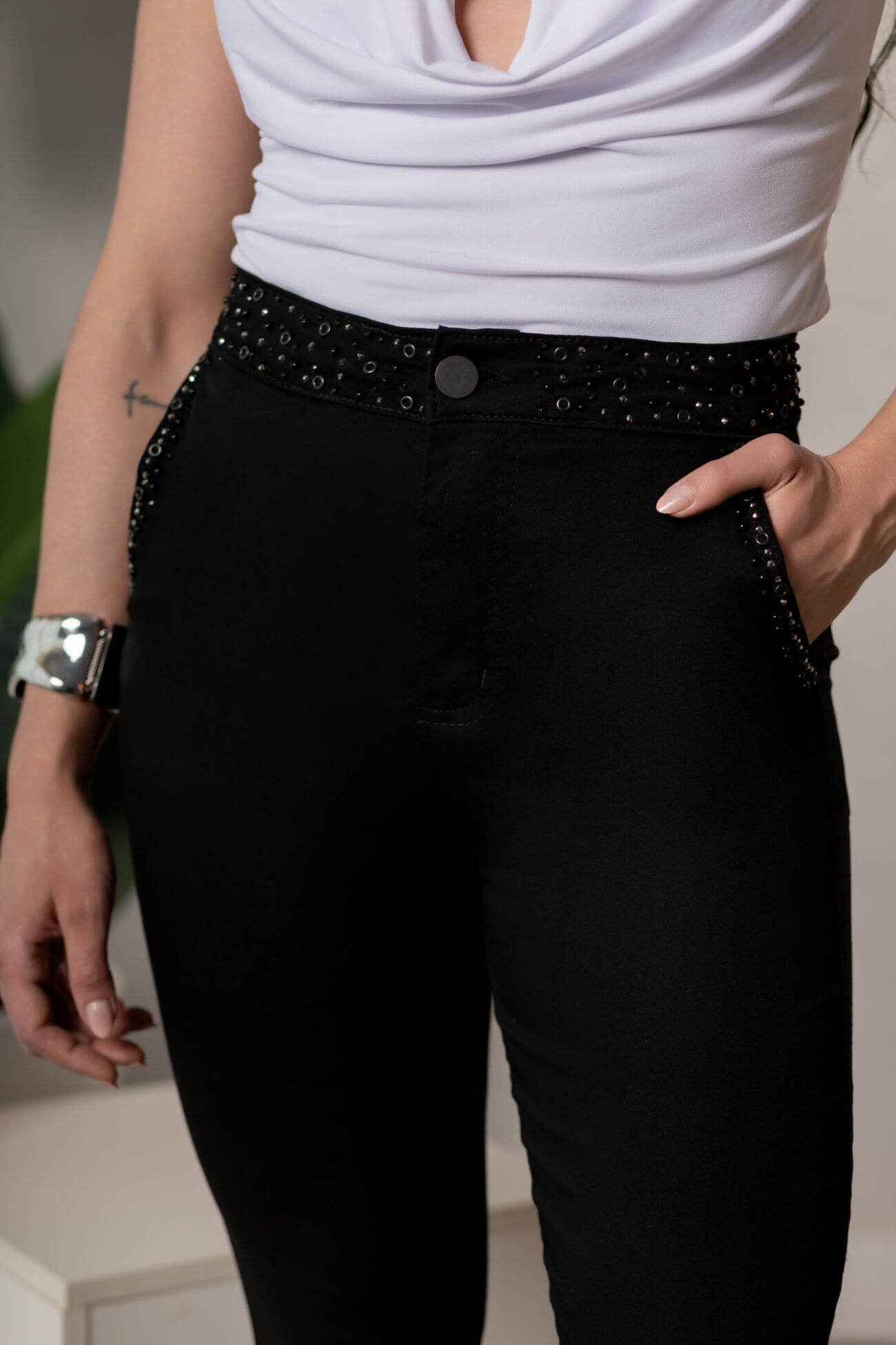 Calça Feminina Preta com Aplicações - Imagem 3