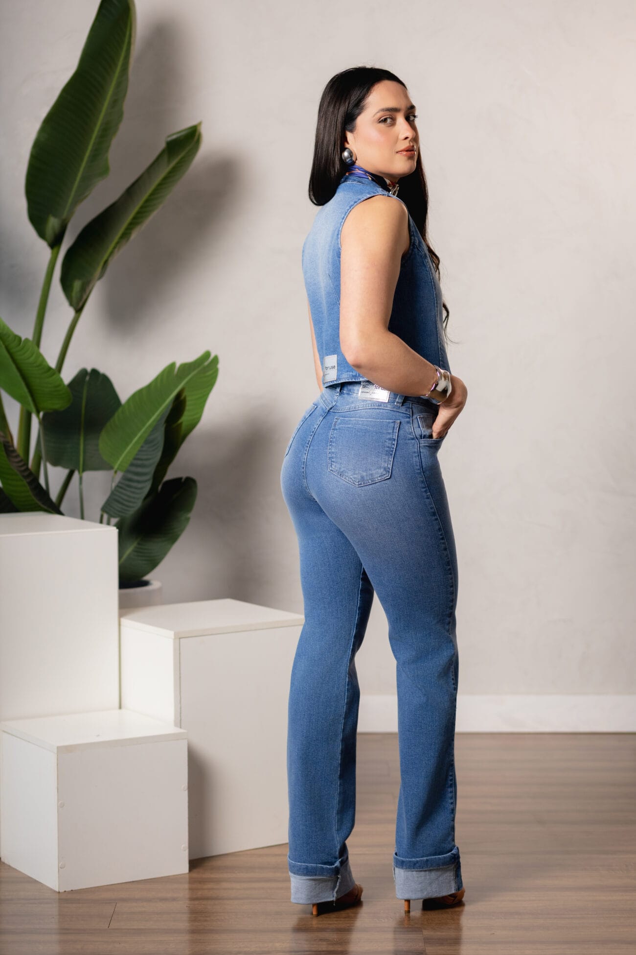 Calça Feminina Reta com Barra Dobrada - Imagem 3