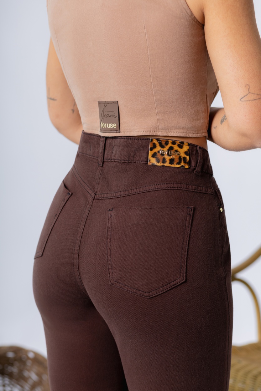 Calça mom na cor marrom - Imagem 3