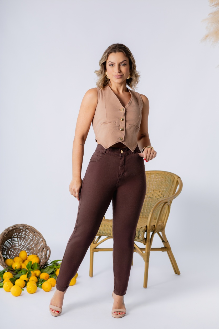 Calça mom na cor marrom