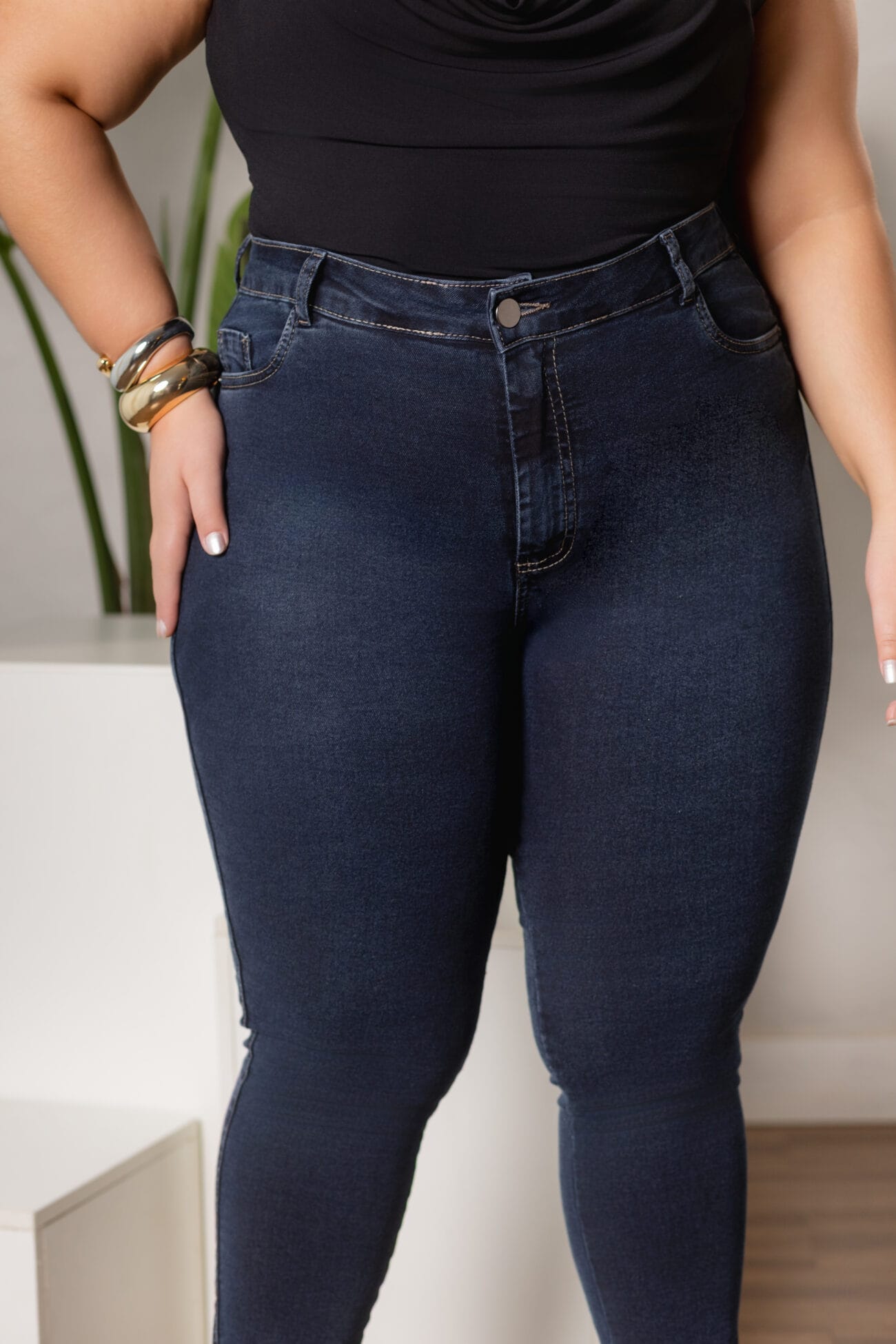 Calça Jeans Skinny Média Preta Destonada - Imagem 2