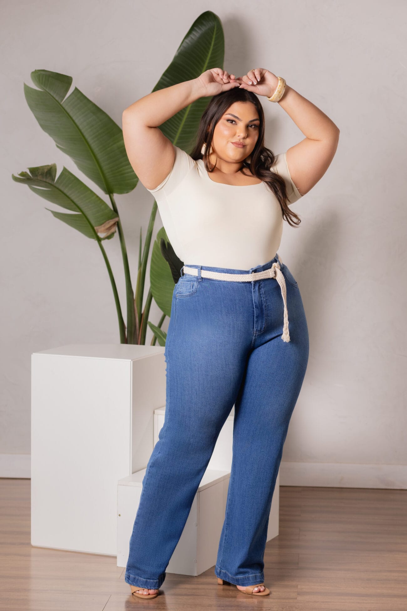 Calça Jeans Reta com Elástico Traseiro
