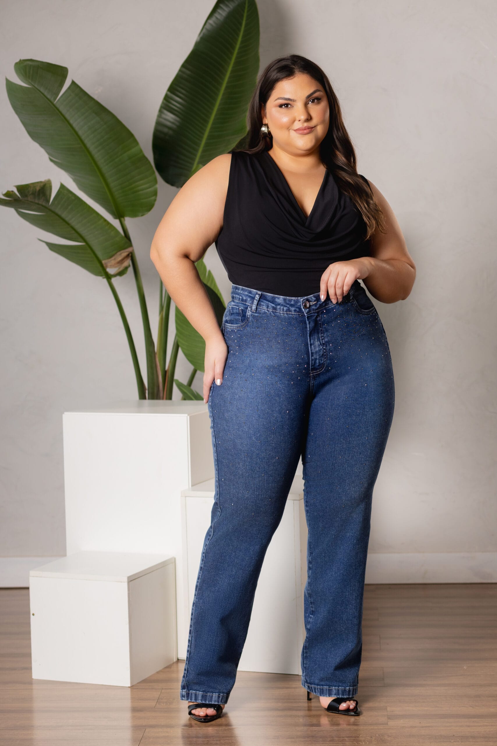 Calça Jeans Reta Modeladora Média com Strass