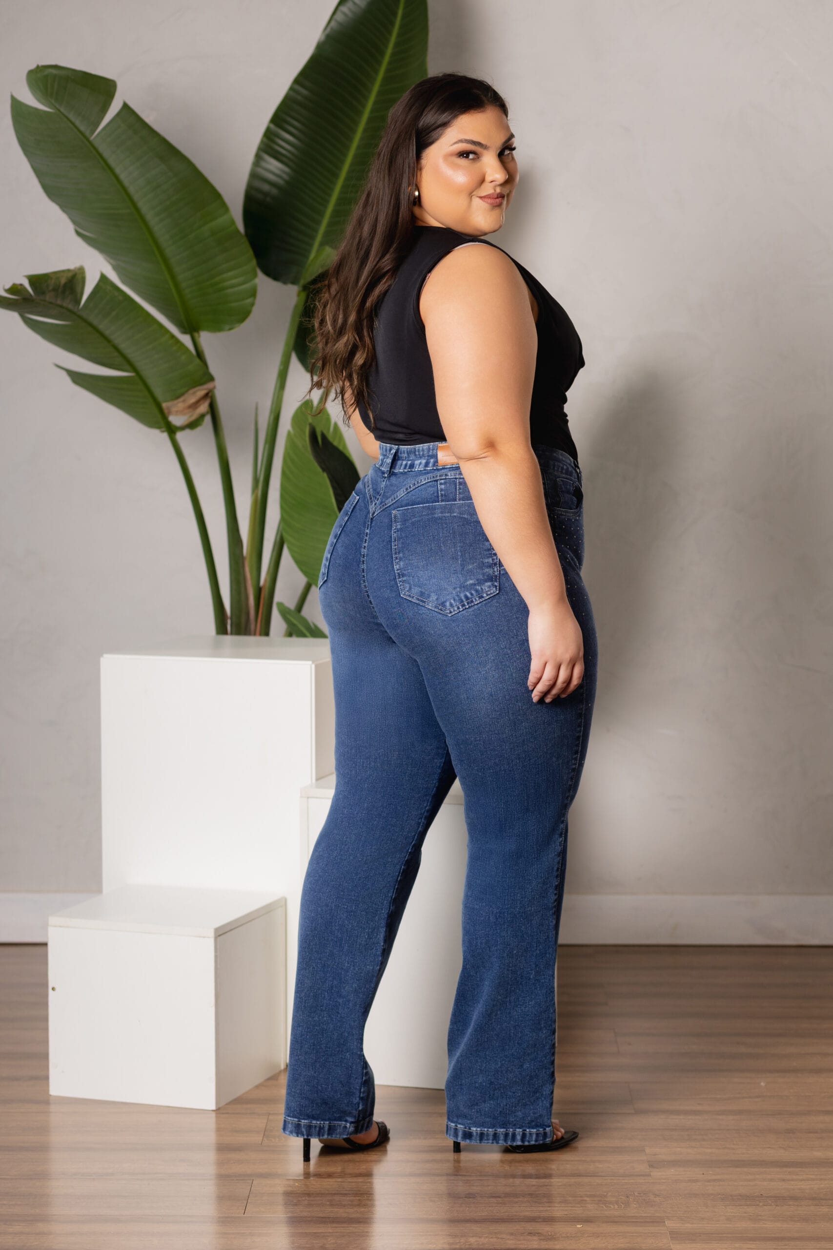 Calça Jeans Reta Modeladora Média com Strass - Imagem 3