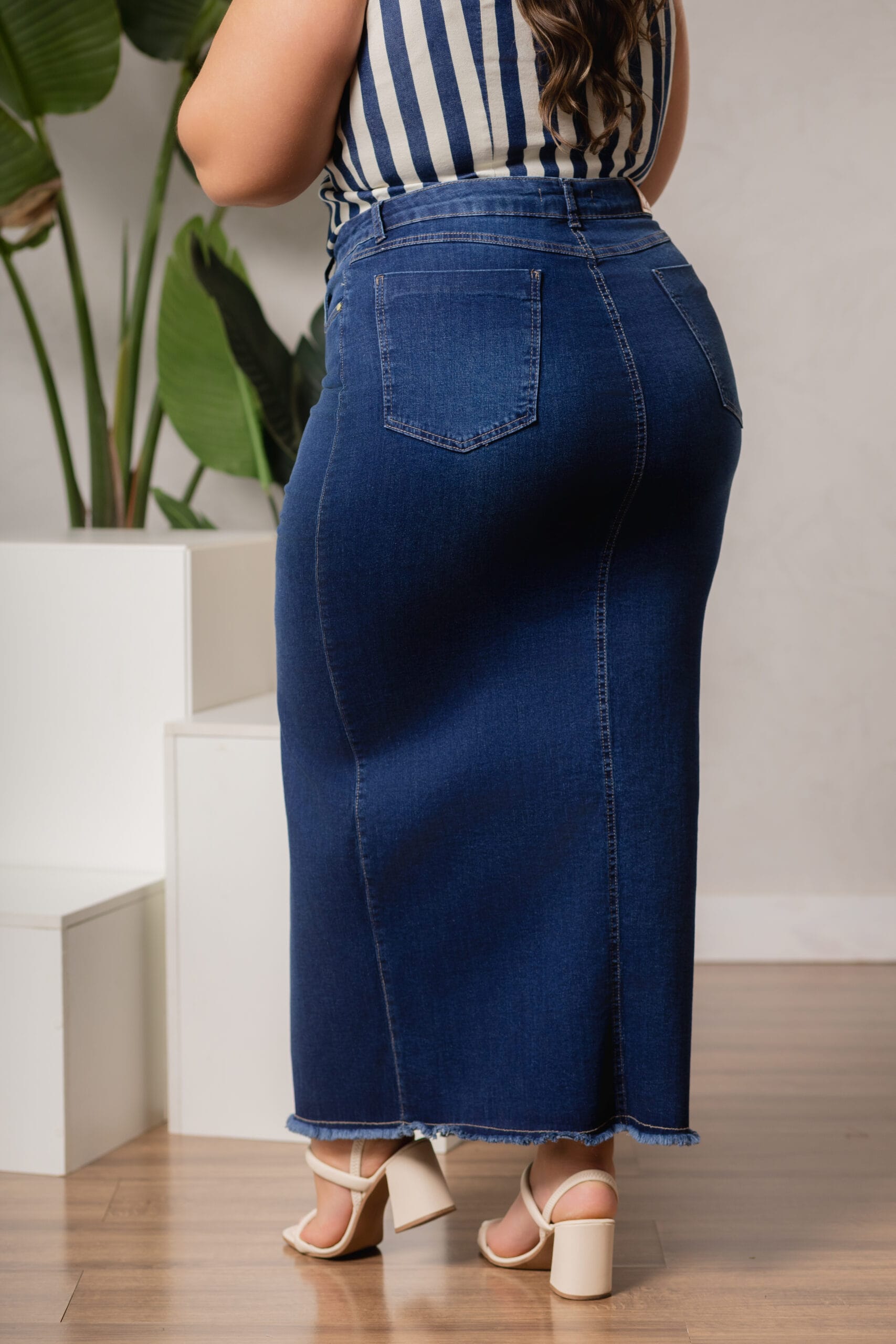 Saia Midi Jeans Média com Fenda Frontal - Imagem 3
