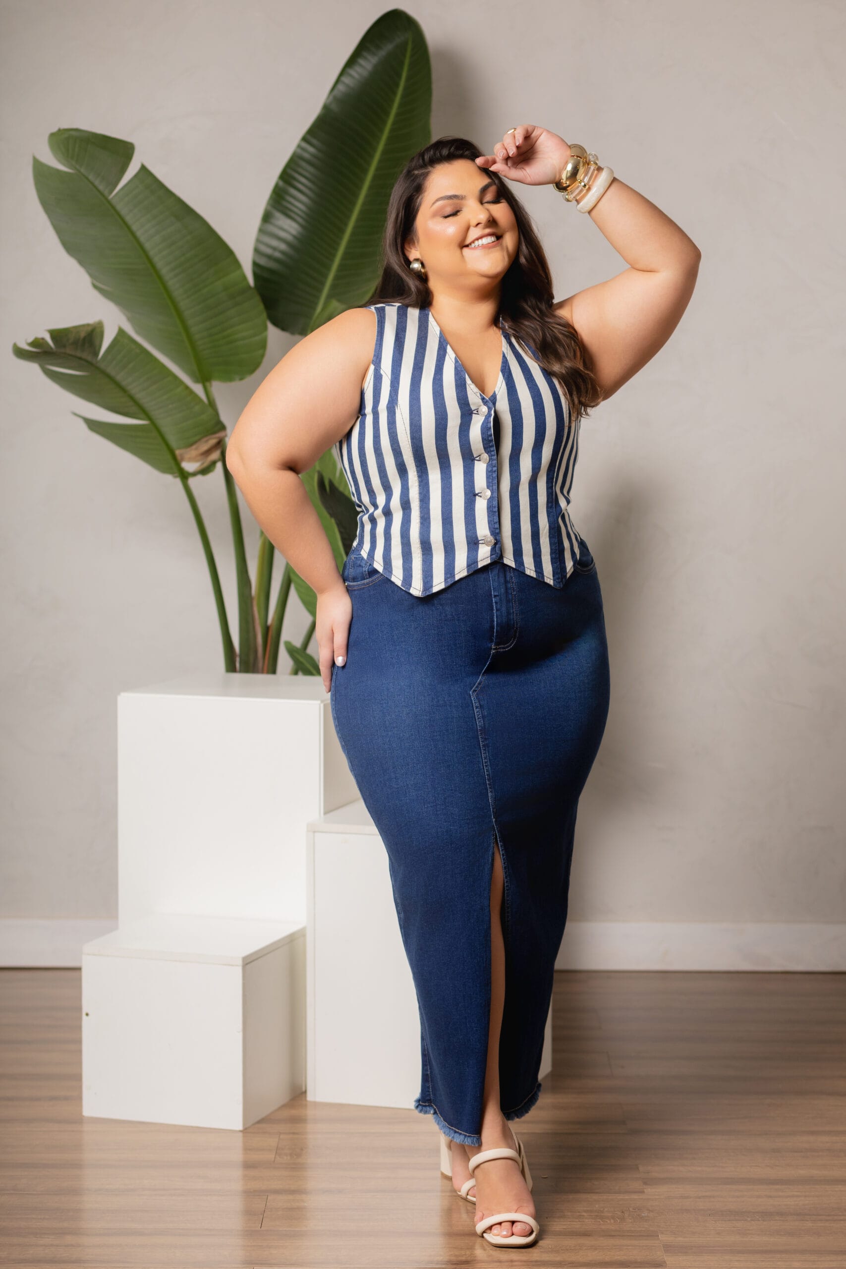 Saia Midi Jeans Média com Fenda Frontal