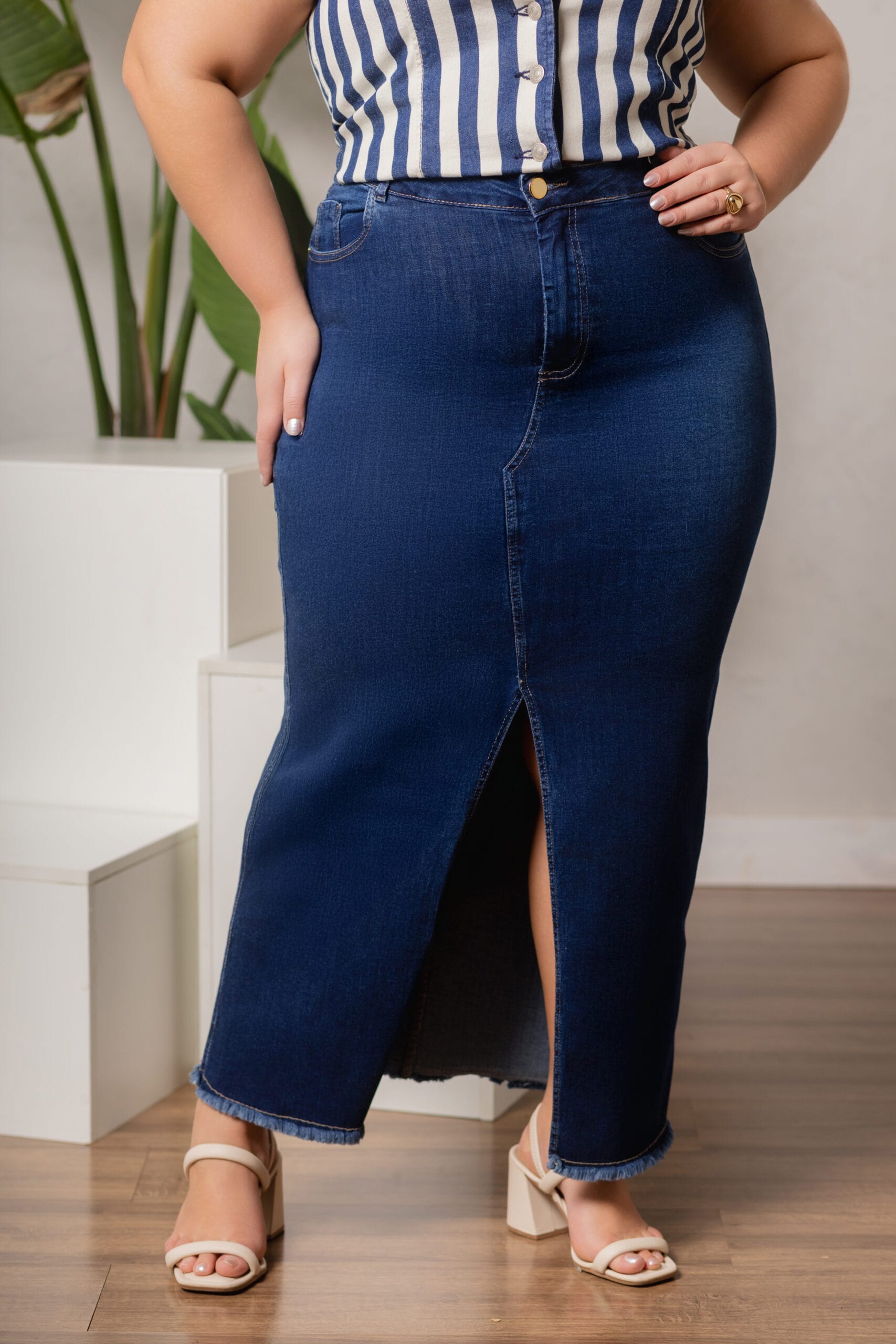 Saia Midi Jeans Média com Fenda Frontal - Imagem 2