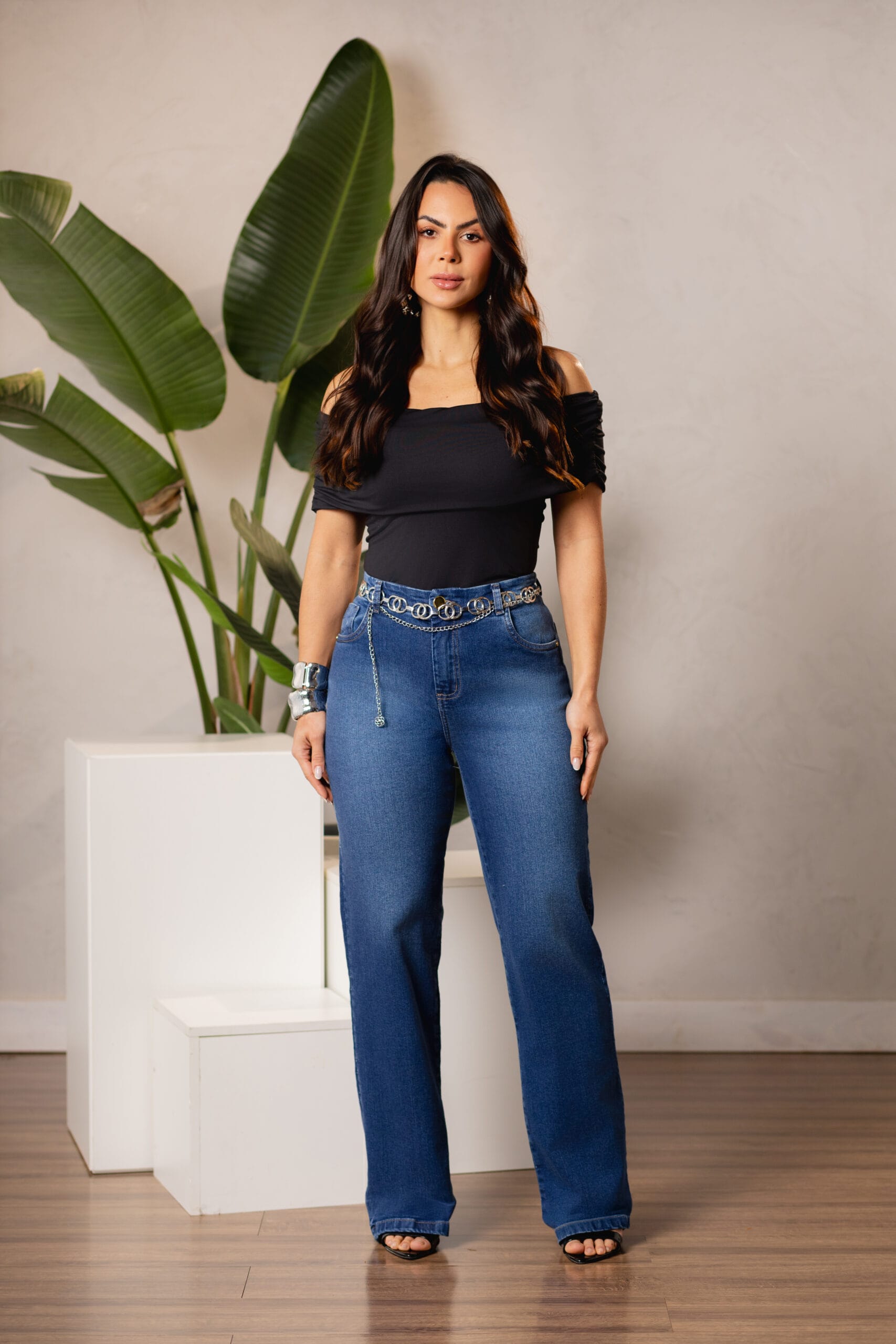 Calça Jeans Reta Feminina com Elástico nas Costas
