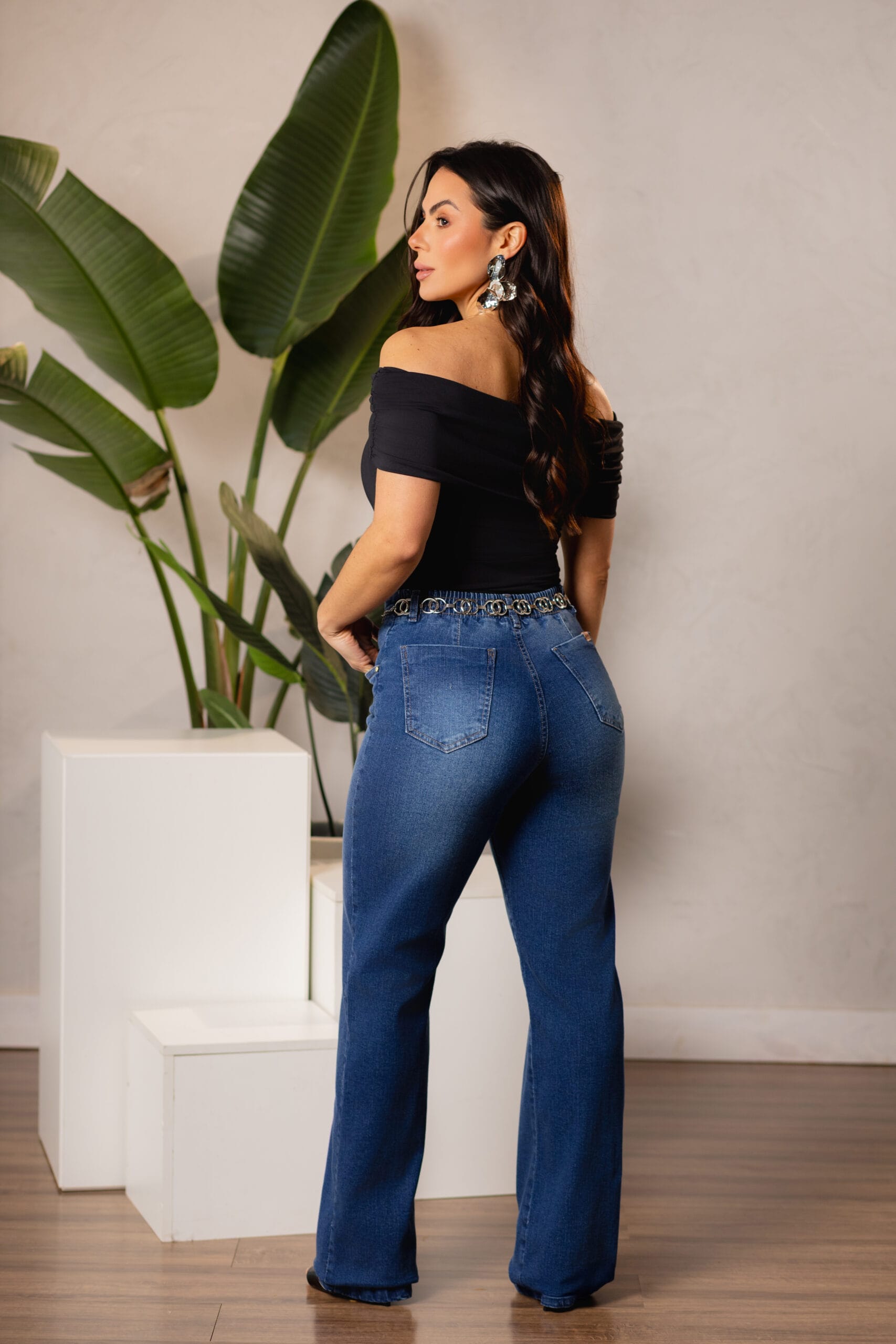 Calça Jeans Reta Feminina com Elástico nas Costas - Imagem 3