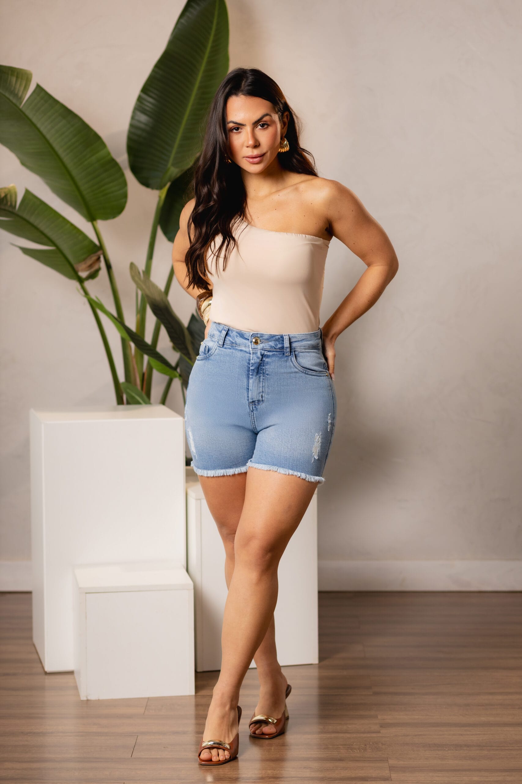 Shorts Jeans Feminino com Barra Desfiada e Detalhes Destroyed
