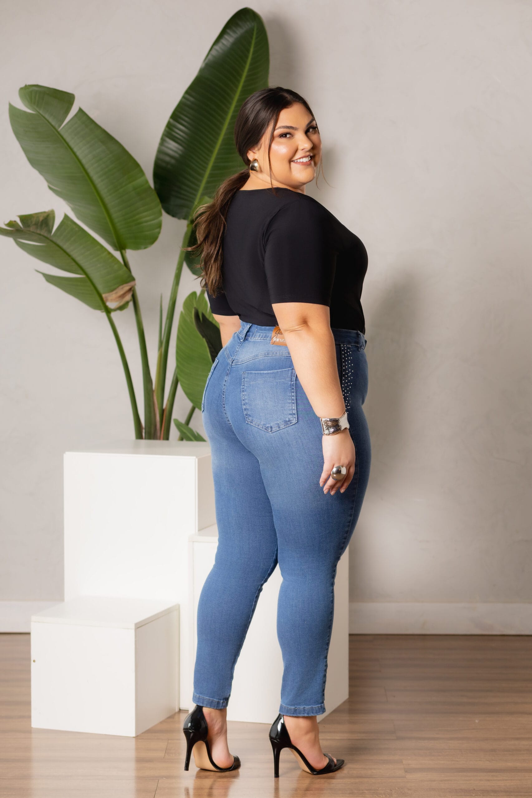 Calça Jeans Skinny Média com Strass Plus Size - Imagem 3