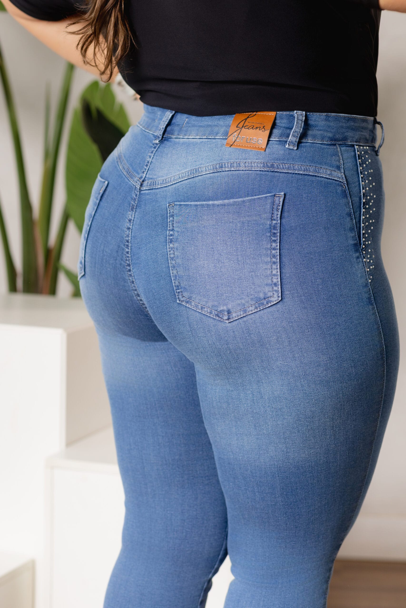 Calça Jeans Skinny Média com Strass Plus Size - Imagem 4