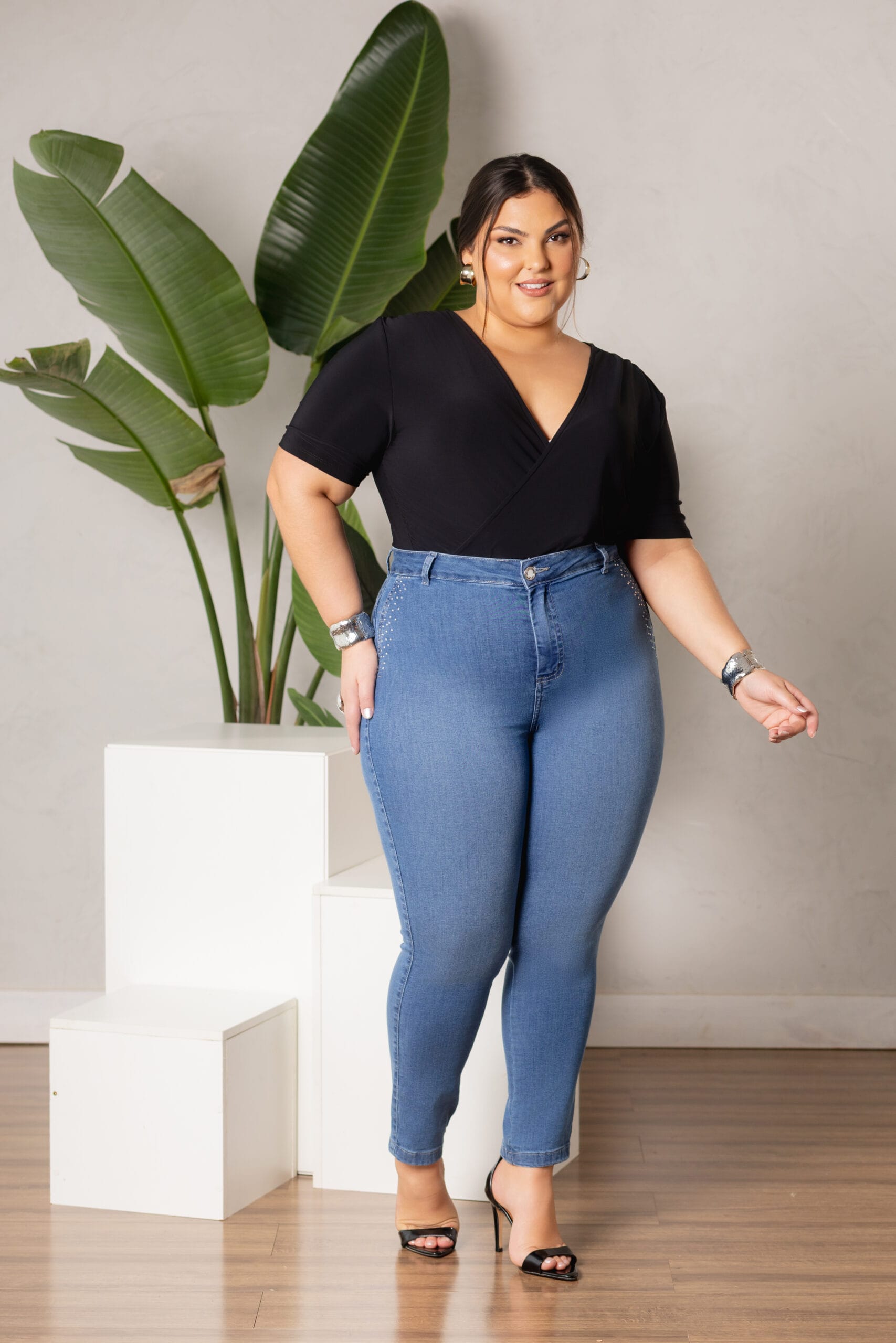 Calça Jeans Skinny Média com Strass Plus Size