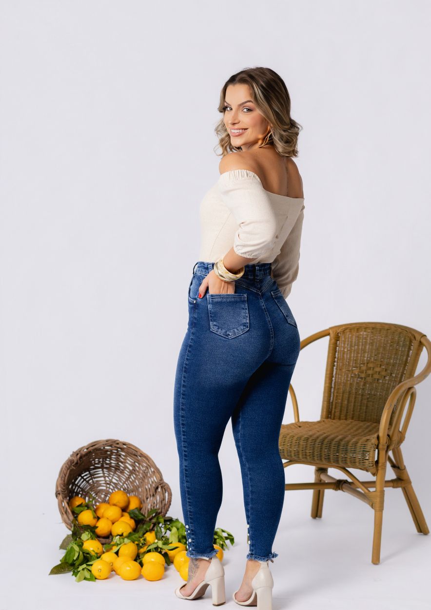 Calça Jeans Midi Pant com Pérolas - Imagem 3