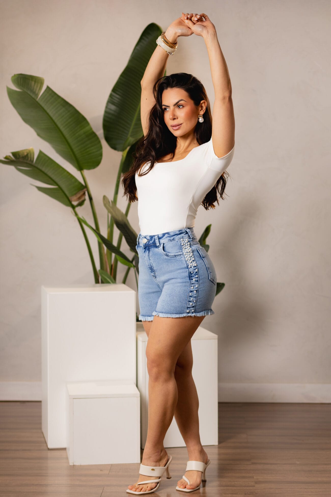 Shorts Jeans Feminino com Pérolas Laterais e Barra Desfiada