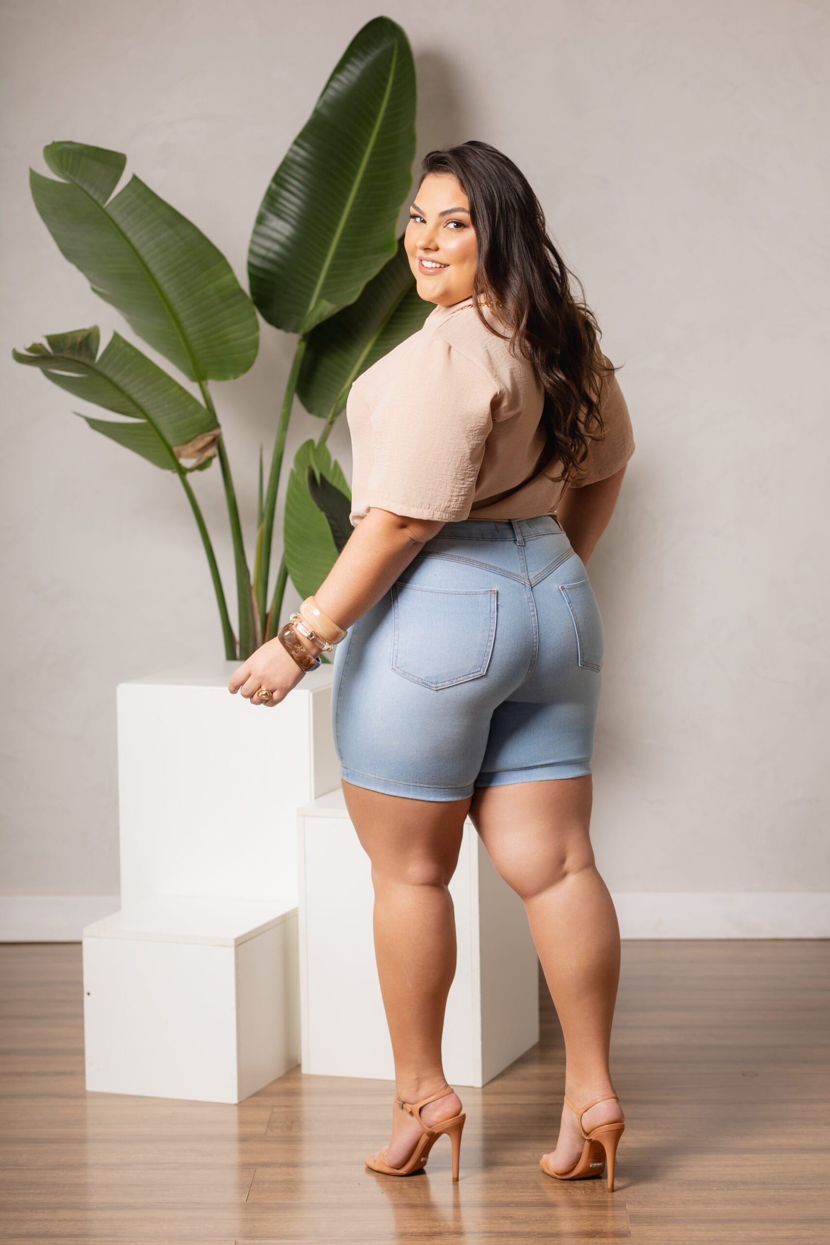 Short Jeans Conforto Média Cintura com Cinto - Imagem 3