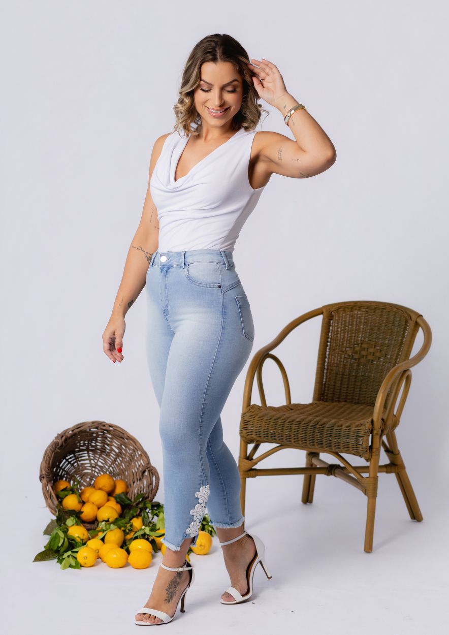 Calça Midi Pant Skinny com Bordado Floral - Imagem 2