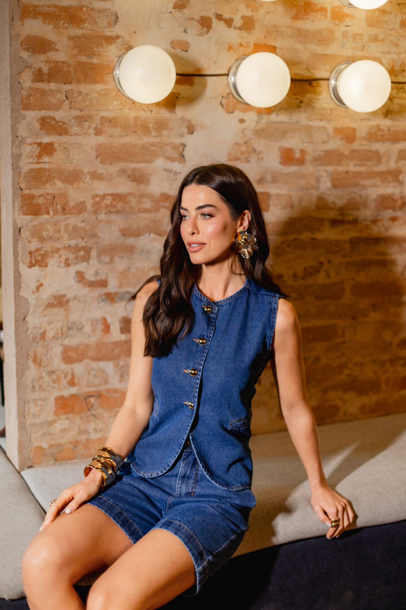 Colete Jeans com Transpasse e Botões