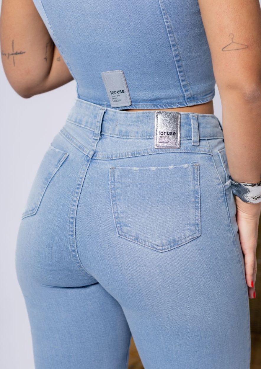 Calça Jeans Feminina Midi Pant com Lavagem Clara - Imagem 4