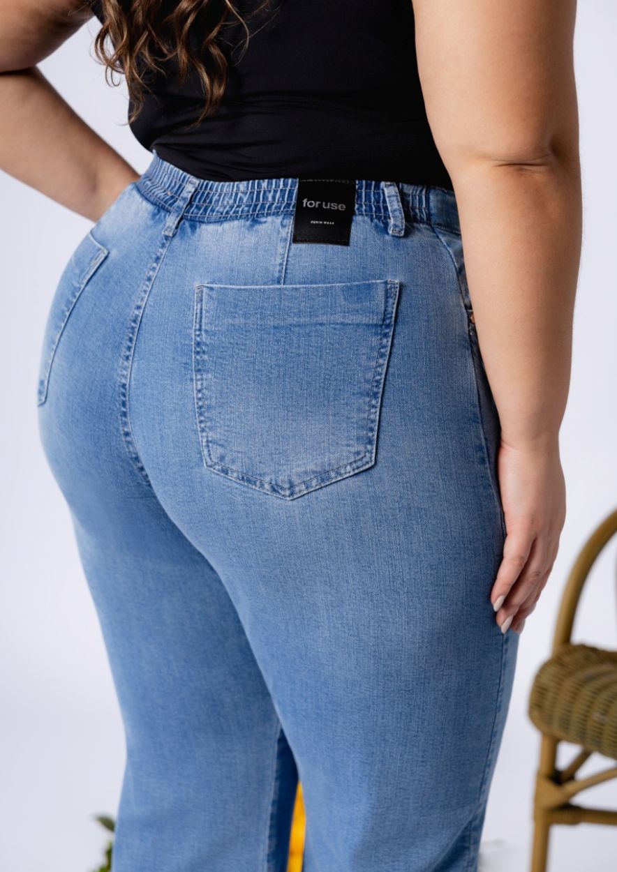Calça Jeans Plus Size Midi Pant com Detalhes na Barra - Imagem 4