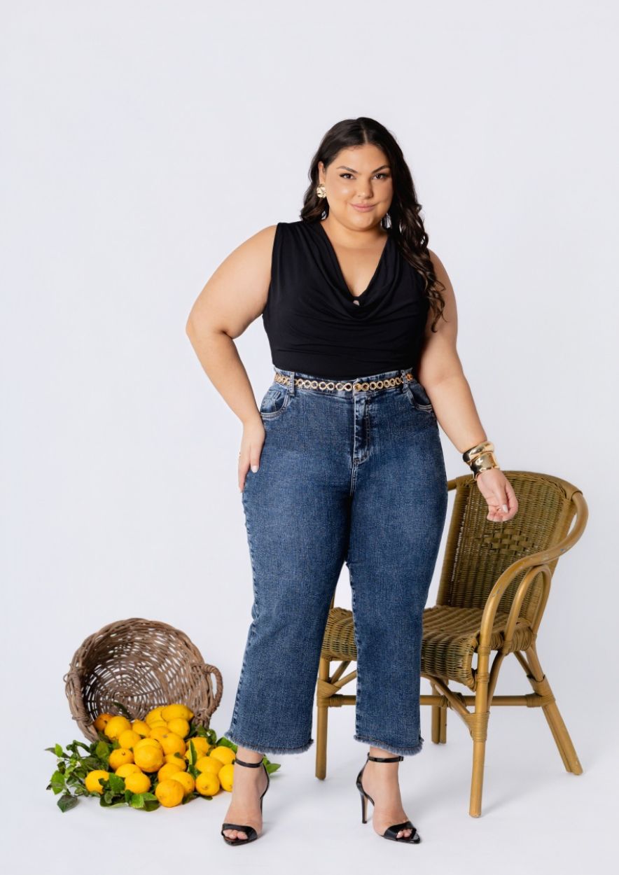 Calça Jeans Plus Size Midi Pant com Lavagem Escura e Barra Desfiada