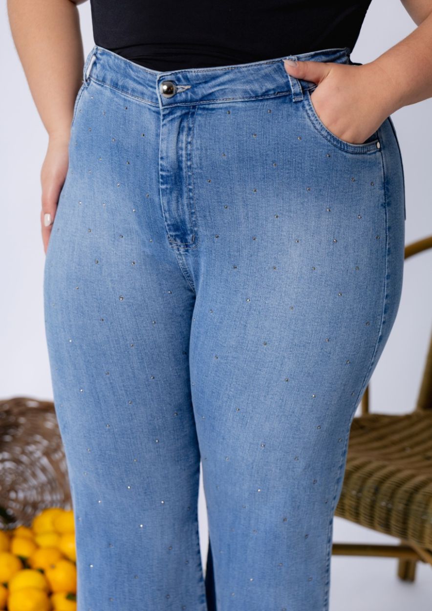 Calça Jeans Plus Size Midi Pant com Detalhes na Barra - Imagem 2