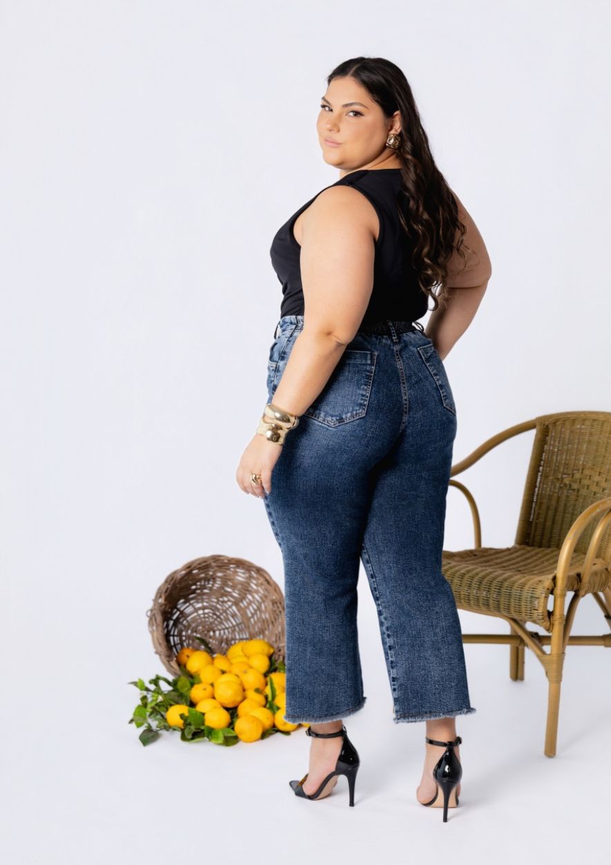 Calça Jeans Plus Size Midi Pant com Lavagem Escura e Barra Desfiada - Imagem 3