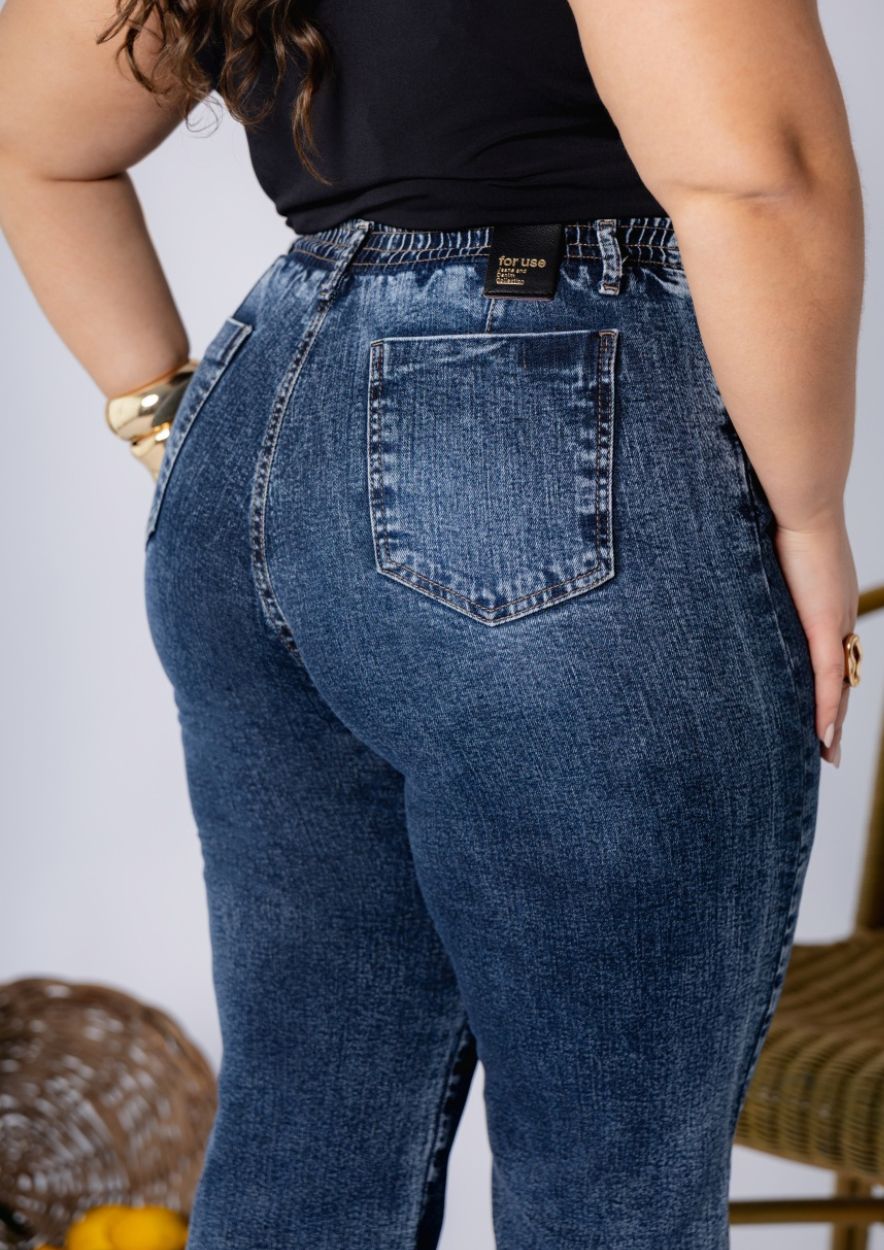 Calça Jeans Plus Size Midi Pant com Lavagem Escura e Barra Desfiada - Imagem 4