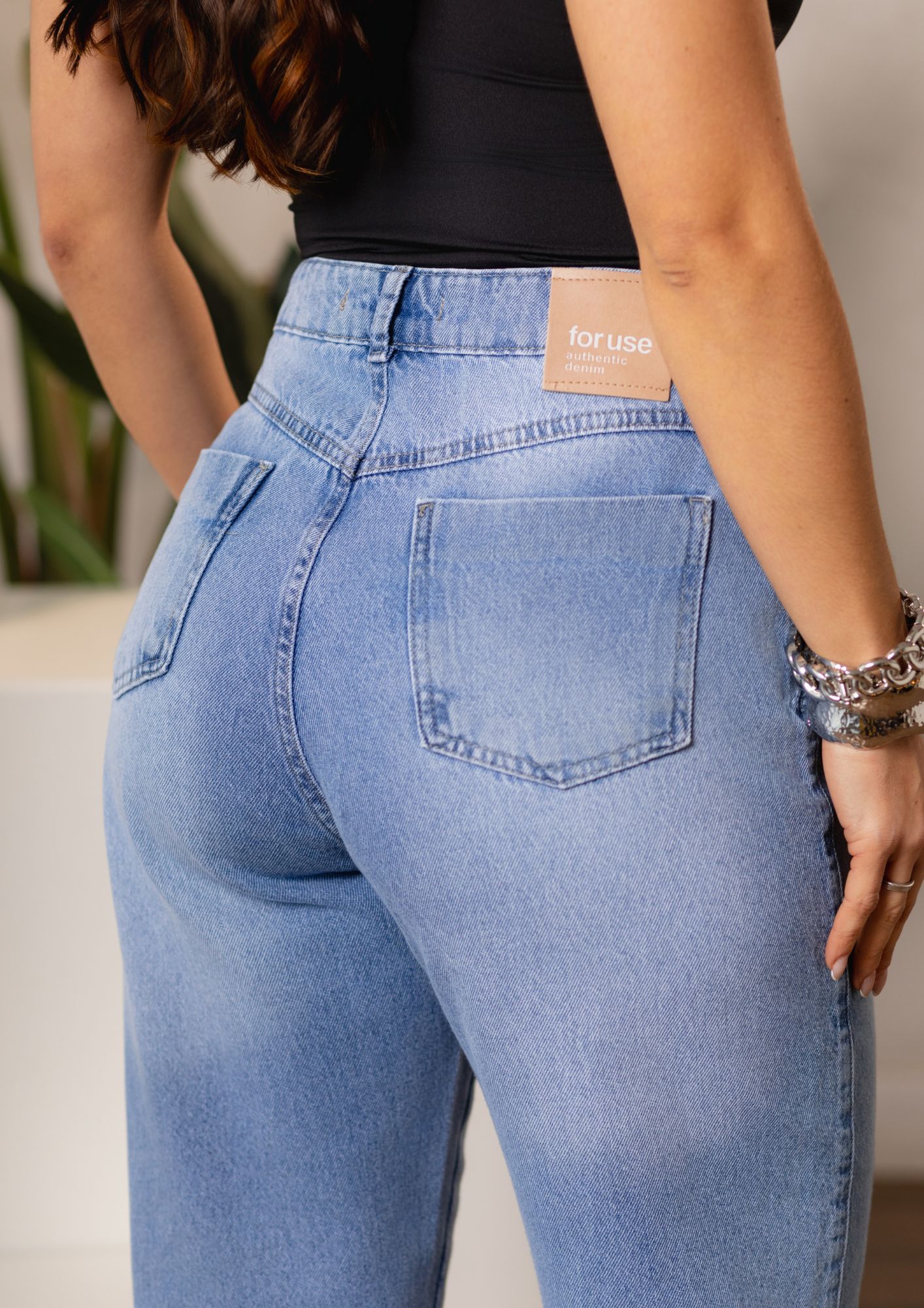 Calça Jeans Feminina Wide Leg com Rasgos - Imagem 4