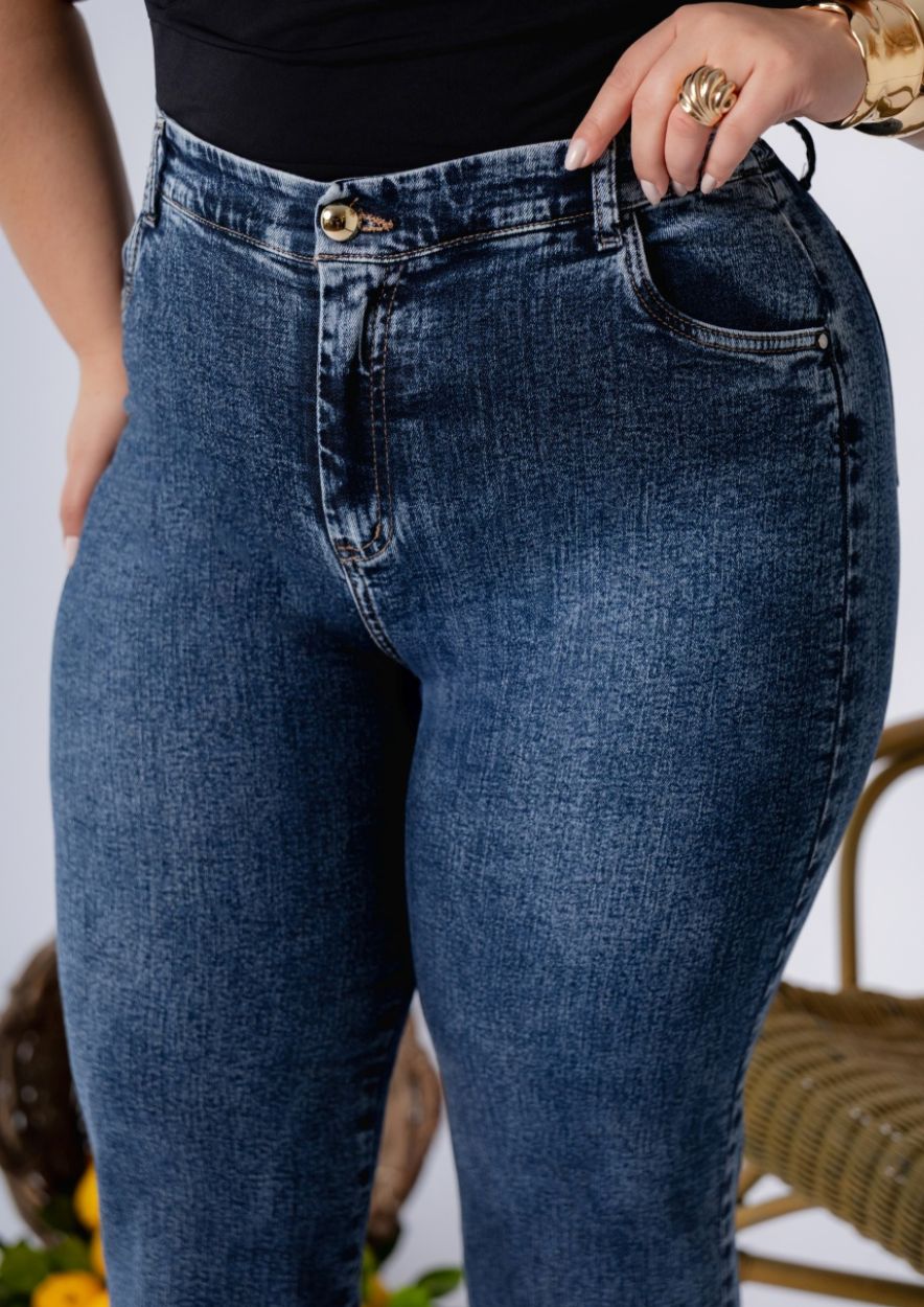 Calça Jeans Plus Size Midi Pant com Lavagem Escura e Barra Desfiada - Imagem 2