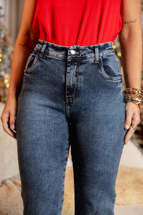 Calça Jeans Plus Size Midi Pant com Lavagem Escura e Barra Desfiada - Imagem 3