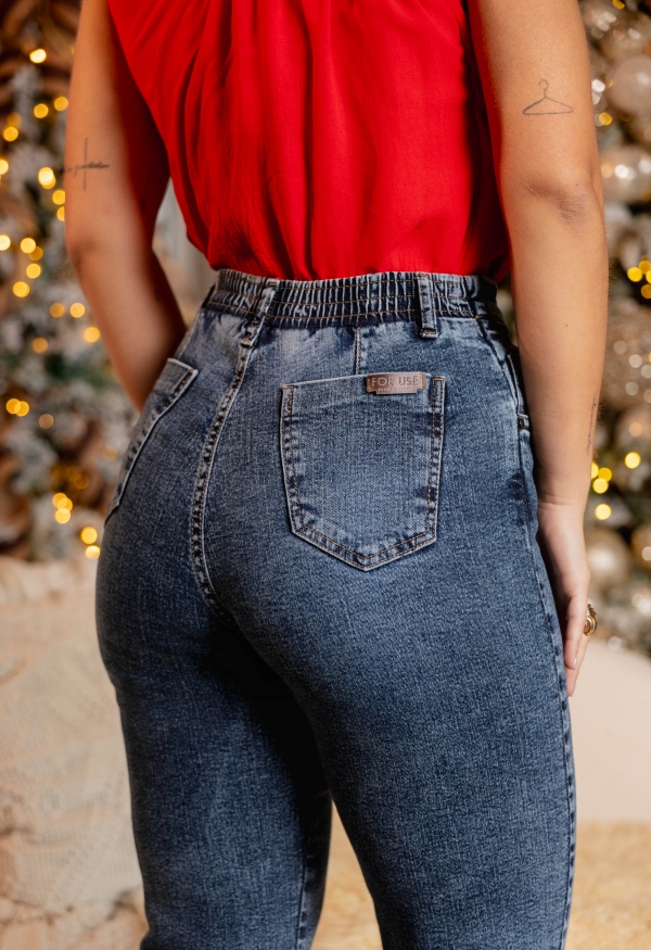 Calça Jeans Plus Size Midi Pant com Lavagem Escura e Barra Desfiada - Imagem 8