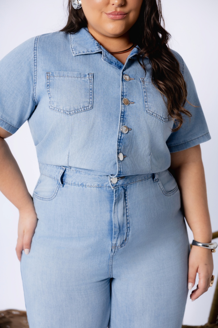 Macacão Jeans Feminino Modelagem Reta com Abotoamento Frontal - Imagem 2