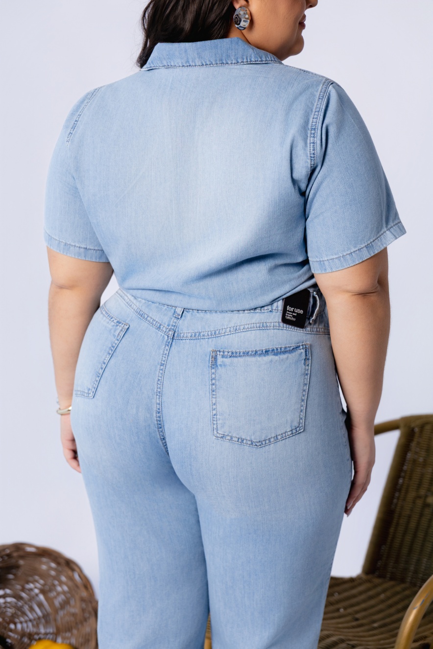 Macacão Jeans Feminino Modelagem Reta com Abotoamento Frontal - Imagem 4
