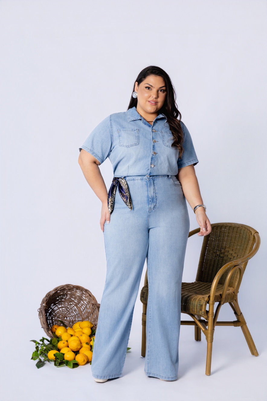 Macacão Jeans Feminino Modelagem Reta com Abotoamento Frontal