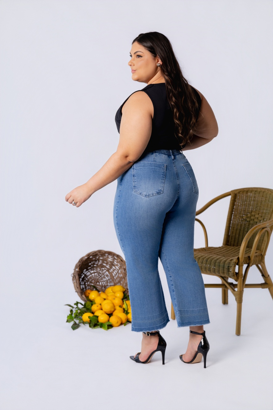Calça Jeans Plus Size Midi Pant com Detalhes na Barra - Imagem 3