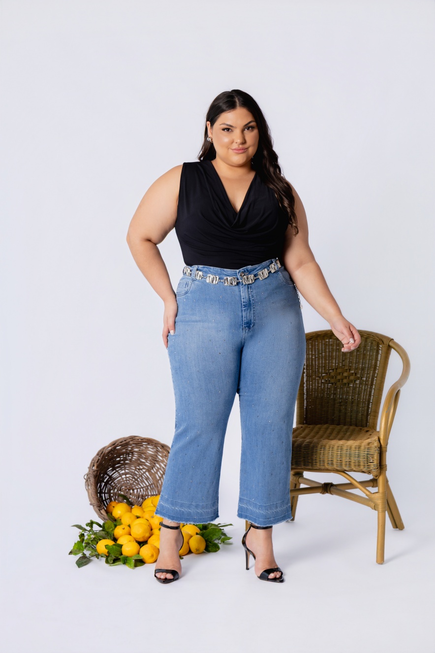 Calça Jeans Plus Size Midi Pant com Detalhes na Barra